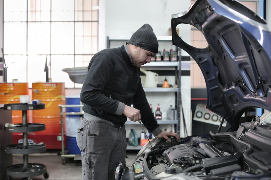 Beispielaufnahme: Arbeit im Motorraum
